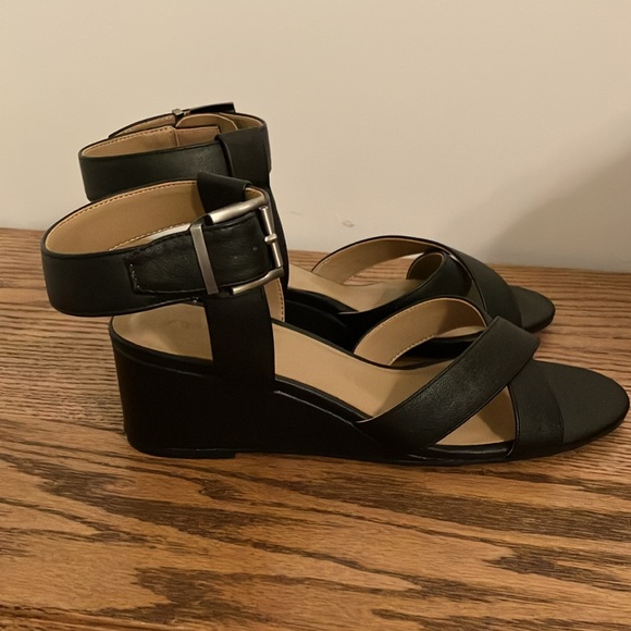 Comfortable Women’s Ankle Strap Mid Wedge Sandal - Picture 5 of 8